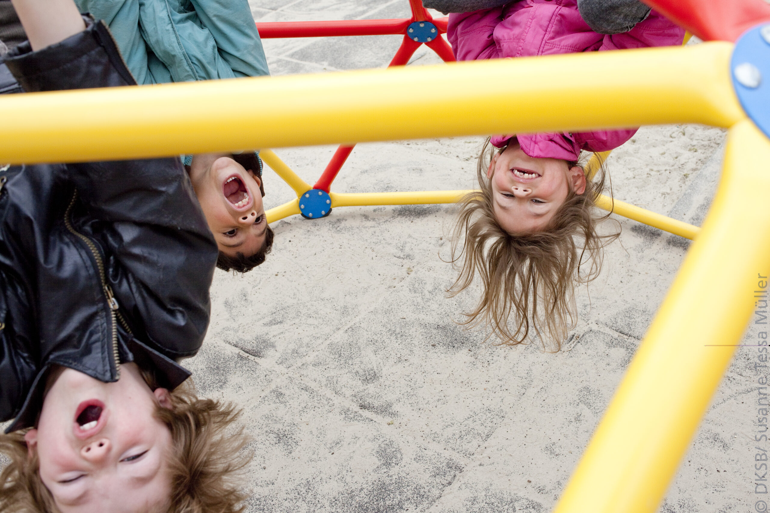 Kinder spielen auf einem Gerüst