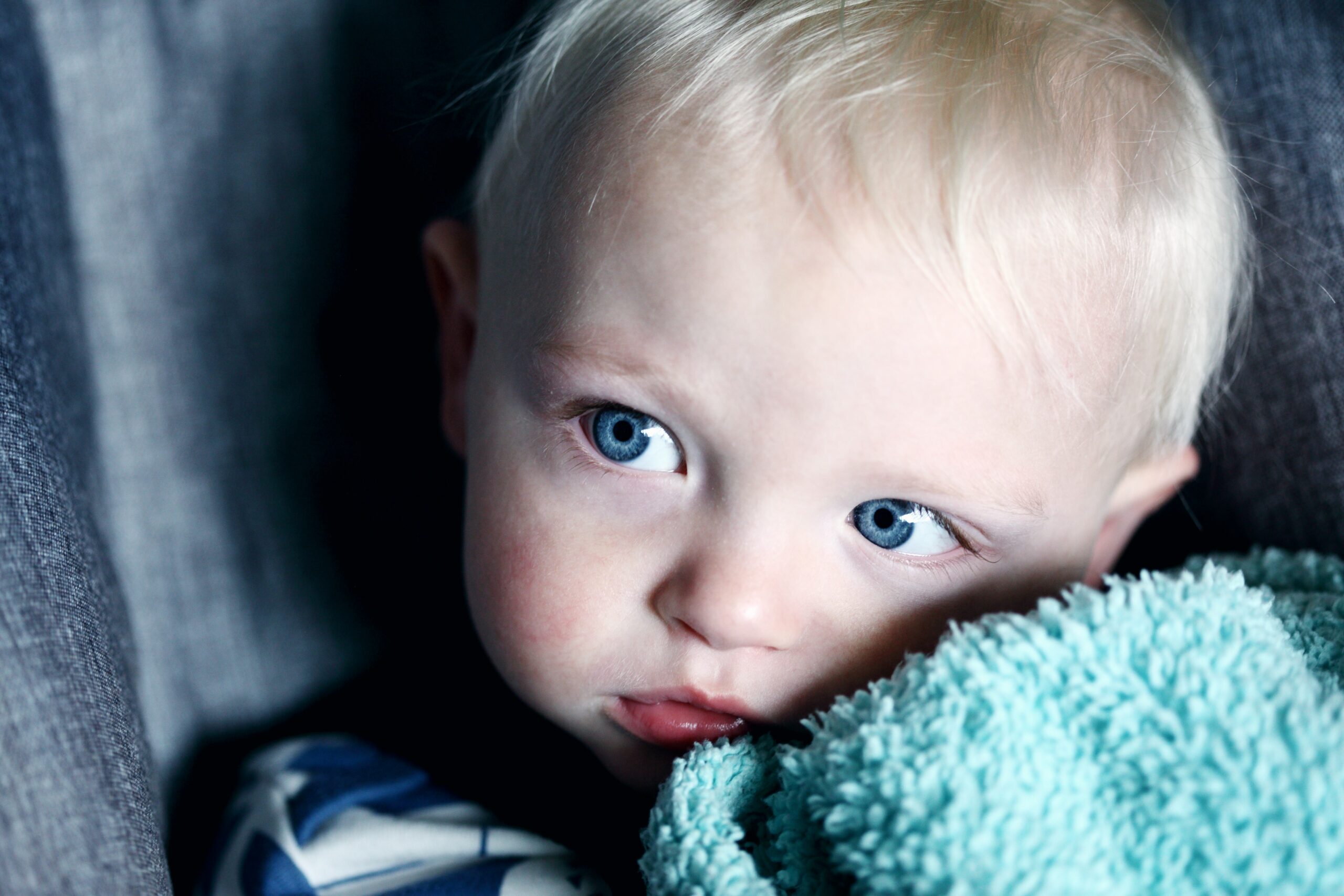 ein Baby kuschelt mit seiner Decke